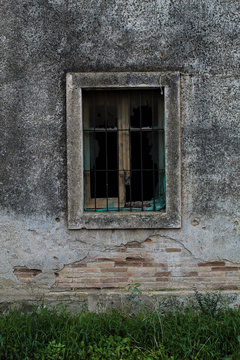 Ventana de una casa abandonada