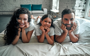 Obraz premium Family in bed