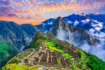 Photo sur Plexiglas Machu Picchu Machu Picchu, Cusco, Pérou : Aperçu de la cité inca perdue Machu Picchu avec le pic Wayna Picchu, avant le lever du soleil