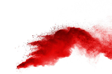 Rote Pulverexplosion auf weißem Hintergrund. Farbige Wolke. Bunter Staub explodiert. Male Holi. © piyaphong