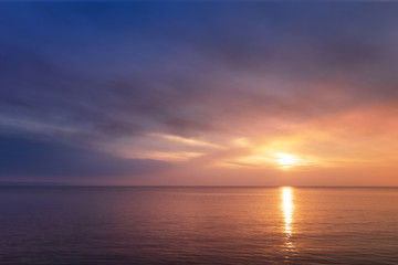 Obraz premium early morning sunrise on a choppy river / wind early spring landscape