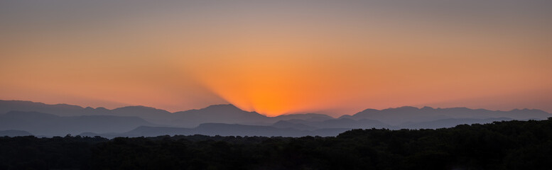 kurz vor Sonnenaufgang über dem Taurusgebirge (Panorama)