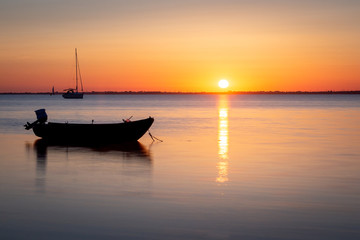 Fototapeta na wymiar Segelschiff bei Sonnenaufgang an der Ostsee