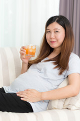 Obraz na płótnie Canvas Healthy belly pregnant women with orange juice