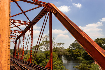 puente con vías del tren con paisaje de fondo 