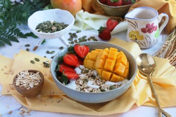 Fototapeta na wymiar Healthy fruit and oats cereal