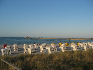 Strandkörbe am Ostseebad Boltenhagen - Steg im Hintergrund