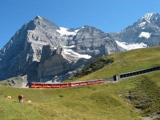 Jungfraubahn zum Jungfraujoch bei Eiger im Hintergrund, Grindelwald, Schweiz, Nähe kleine Scheidegg, Bahn zum Jungfraujoch