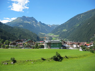 Fototapeta na wymiar Bergdorf Mayrhofen im Zillertal - Österreich - Mountain village Mayrhofen in the Zillertal - Austria