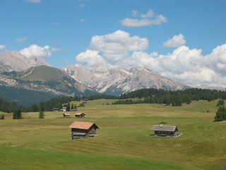 Sicht auf Seiser Alm mit Langkofelgruppe im Hintergrund - View of Alpe di Siusi with the Sassolungo group in the background