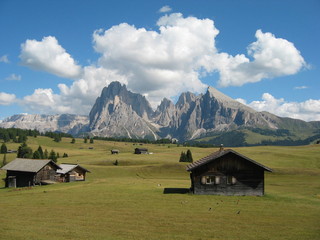 Fototapeta na wymiar Südtiroler Bergwelt mit Langkofelund Plattkofel (Langkofelgruppe) im Hintergrund - Wanderung - Südtirol