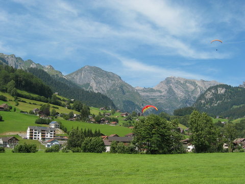 Paragleiter im Landeanflug bei Wildhaus & Umgebung - Swiss - Urlaubsimpressionen -2012