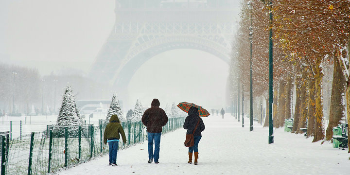 Rare snowy day in Paris