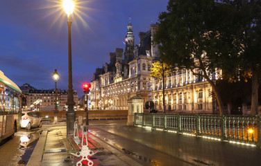 Obraz premium The town hall of Paris at night , France.