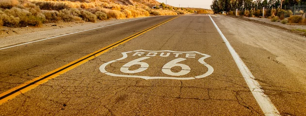 Poster Historische Route 66 met stoepbord in Californië, VS © marcorubino