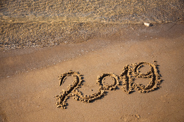 Sandy, sea shore, the waves are coming.