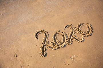 Sandy, sea shore, the waves are coming.