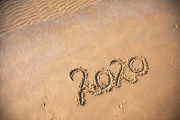 Sandy, sea shore, the waves are coming.