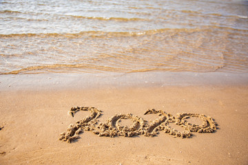 Sandy, sea shore, the waves are coming.