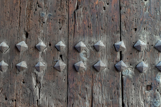 Detalle de remaches de metal en puerta de madera antigua