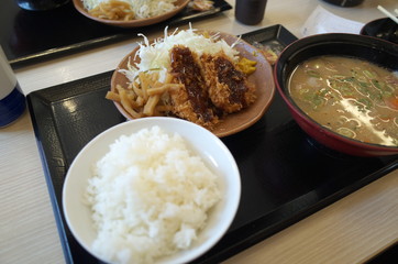 日本の美味しいとんかつ定食