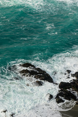 Obraz premium Teal Waters Crash onto Rocks in Pacific