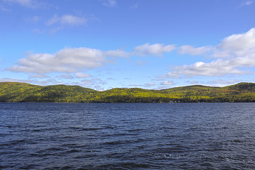 Une montagne à l'horizon