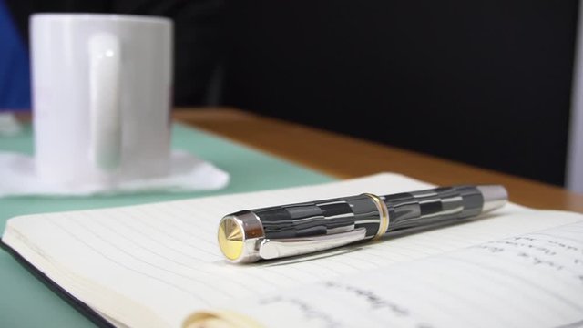 Bol&iacute;grafo en mesa