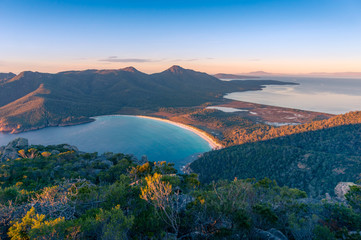 Sunrise nature landscape of beautiful bay and mountains. Wineglass bay Tasmania - obrazy, fototapety, plakaty
