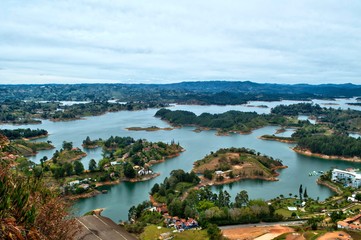 Vista panorámica desde la roca de Guatapé en Medellín, Colombia. Vista del estacionamiento en Guatape Piedra del Peñol, Antioquia. Sitio turístico de Colombia. Vista desde arriba