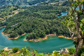 Fototapeta premium Vista panorámica desde la roca de Guatapé en Medellín, Colombia. Vista del estacionamiento en Guatape Piedra del Peñol, Antioquia. Sitio turístico de Colombia. Vista desde arriba