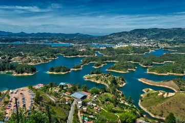 Vista panorámica desde la roca de Guatapé en Medellín, Colombia. Vista del estacionamiento en Guatape Piedra del Peñol, Antioquia. Sitio turístico de Colombia. Vista desde arriba