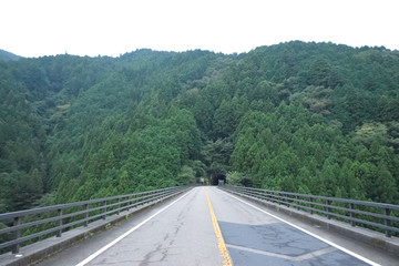 山の中の道路