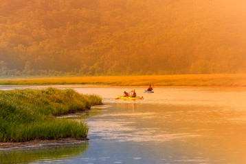 Obraz na płótnie Canvas some kayaks on a lake at sunset