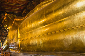 Fototapeta premium What Pho reclining golden buddah