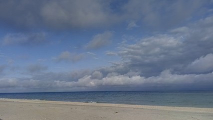 Fototapeta na wymiar beach with blue sky and clouds