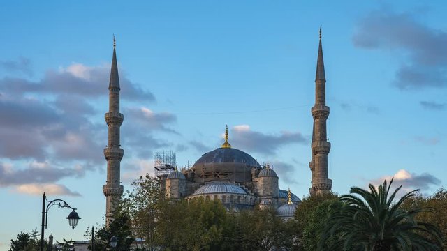Stock videoIstanbul blue mosque night to day time lapse in Istanbul, Turkey
