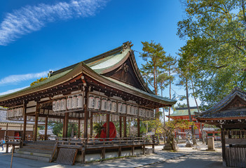Obraz premium 京都 今宮神社 拝殿と境内風景