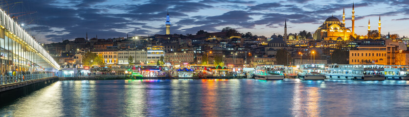 Obraz premium Panoramiczny widok na wieżę Galata i panoramę miasta Stambuł w Stambule w Turcji