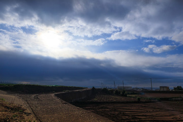 三浦半島の農道と曇天