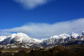 Fototapeta na wymiar le bellissime montagne dell'alpago in provincia di belluno, Italia