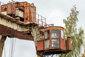Fototapeta na wymiar Old rusty lifting crane