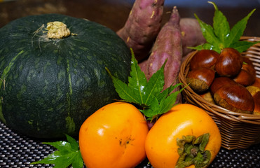 秋の果物と野菜、くり、カボチャ、さつまいも、柿