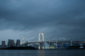Obraz premium the rainbow bridge at night. japan.