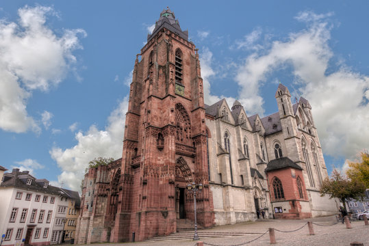 Die Fassade des Doms in Wetzlar, Hessen