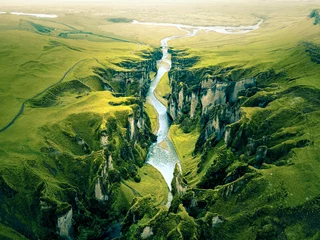 Fotobehang Woonkamer Ruig landschap van Fjadrargljufur Canyon in IJsland. Lucht schot.