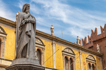 Fototapeta na wymiar Statue of the great poet Dante Alighieri