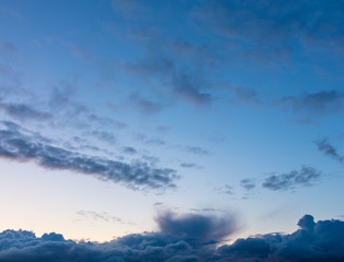 Obraz premium Clouds in the sky at sunset as a background