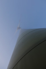 Windkraftanlage im Nebel