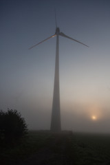 Fototapeta na wymiar Windkraftanlage im Nebel